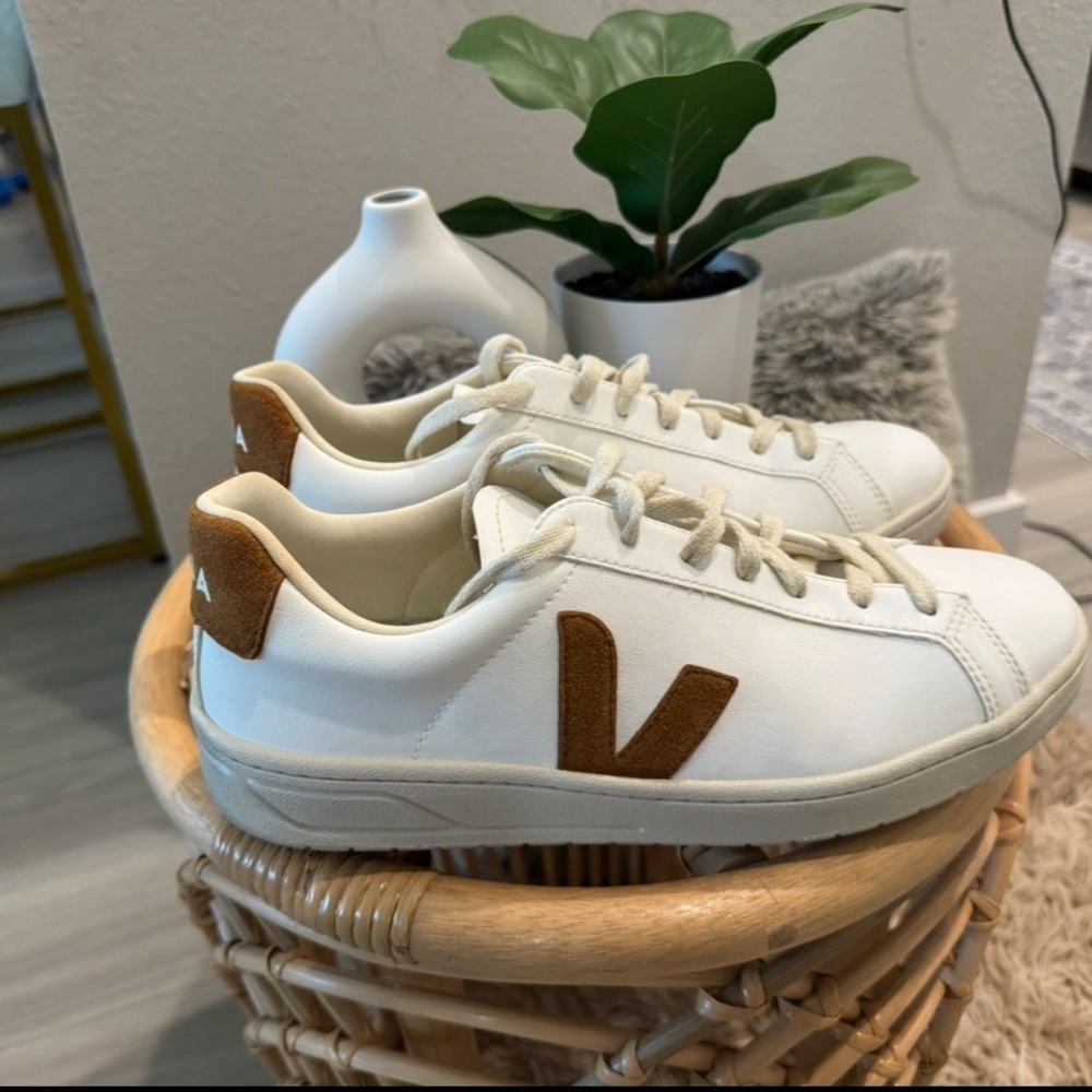LIKE NEW CONDITION UNISEX Veja White and Brown Leather Sneakers